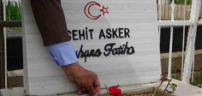Şehitler bayramda unutulmadı, kabirlerine karanfil bırakıldı
