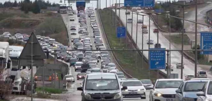 43 ilin geçiş güzergahında trafik kilit: Kilometrelerce araç kuyruğu oluştu