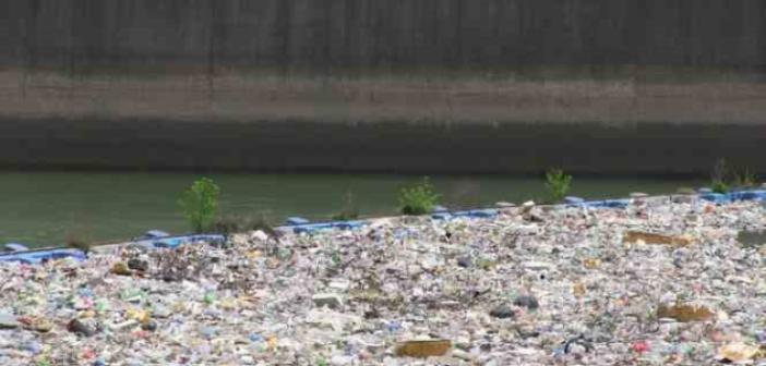 Baraj suları çekildi, çevre köylerden dökülen çöp ve kirli tabaka ortaya çıktı