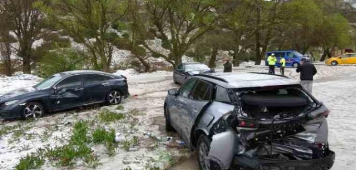 Dolu yağışı nedeniyle park edilen otomobillere çarptı: 4 yaralı