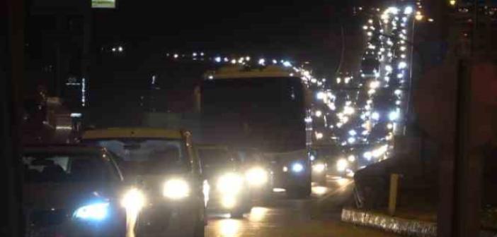 Tatilcilerin dönüş yolculuğu sürüyor: 43 ilin geçiş güzergahında trafik durma noktasına geldi