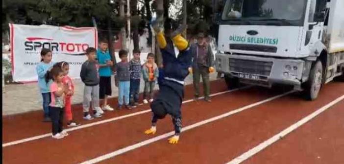 Temizlik ekibi mola verdi, çocukları eğlendirdi