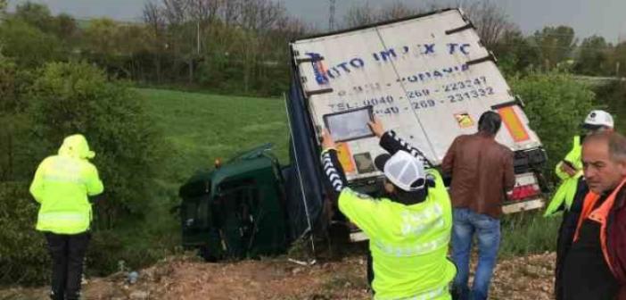 Edirne’de kayganlaşan yolda tır tarlaya uçtu: 1 yaralı