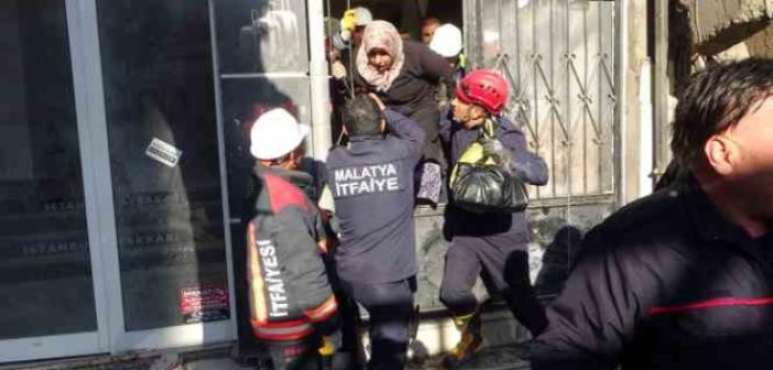 Malatya’da 5 katlı çöktü: Yan binada mahsur kalan 4 kişiyi itfaiye kurtardı