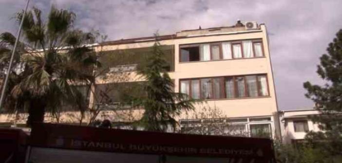 Bakırköy’de 5 katlı binanın çatı katında korkutan yangın
