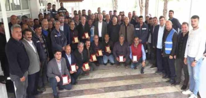 Başkan Başdeğirmen, emekliye ayrılan personellere plaket verdi