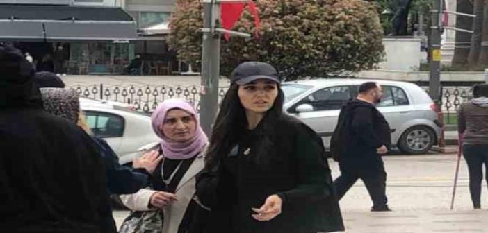 Ünlü oyuncu Hande Erçel Bandırma’da dedesinin cenazesine katıldı