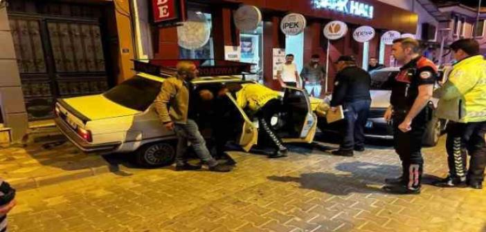 Yaralıları hastaneye götürürken kandan etkilenerek fenalaştı, kendi de kaza yaptı