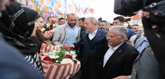 Bakan Akar ve Başkan Büyükkılıç’ın Tomarza ve Bünyan ziyaretleri mini mitinge dönüşte