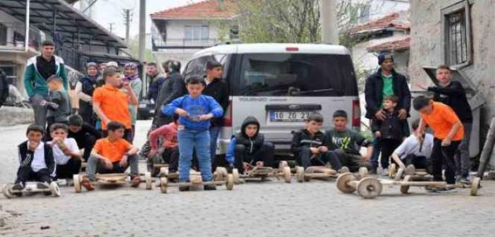 Çocuklar tahta arabalarla birincilik için yarıştı