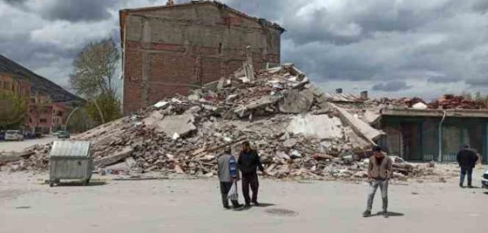 Depremin merkez üssü Elbistan’da ağır hasarlı bina çöktü