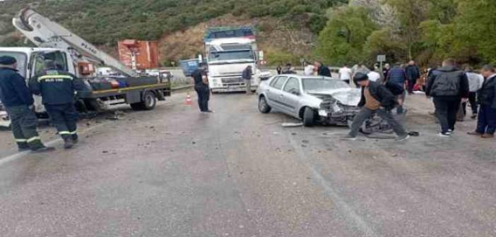 Eğirdir’de kamyonet ile otomobil çarpıştı: 5 yaralı