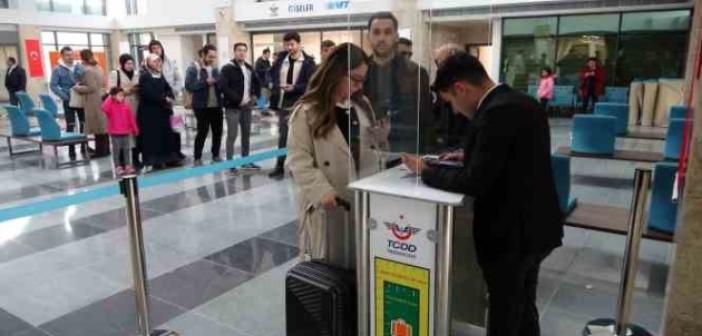 Yozgat’ta YHT’nin ilk ücretsiz yolcuları Ankara ve Sivas’a hareket etti
