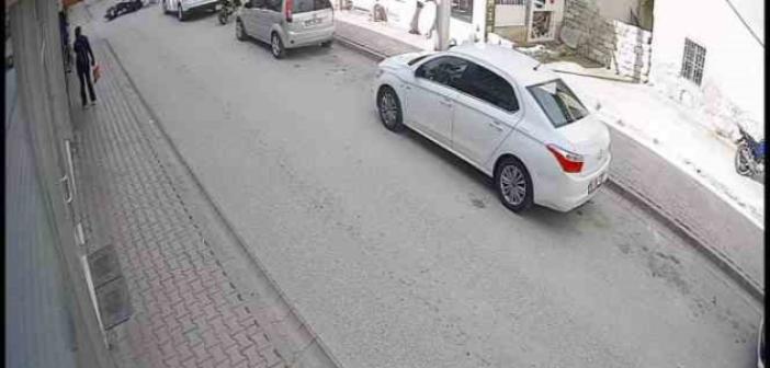 Ara yoldan kontrolsüz çıkan bisikletliye motosiklet çarptı: 1 yaralı