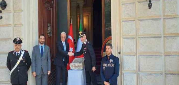 Bakan Ersoy: 'M.S. 2. yüzyıla ait olan mezar stelini İtalya’da teslim aldık'