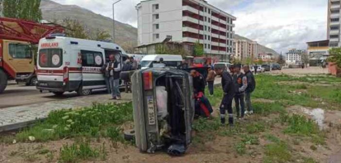 Elektrikli bisiklete çarpmamak için manevra yapan otomobil devrildi: 2 yaralı