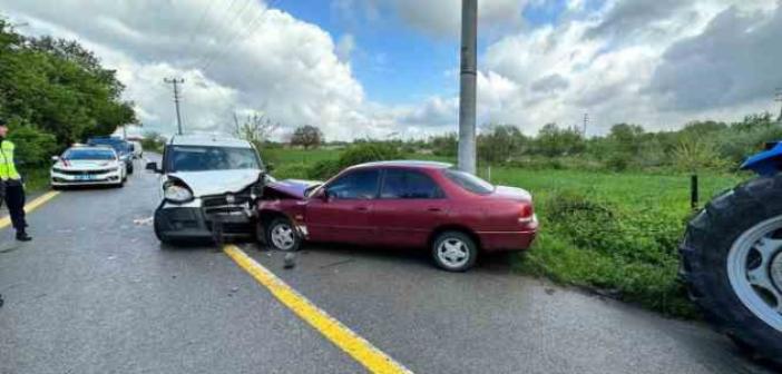 Sakarya’da hafif ticari araç ile otomobil kafa kafaya çarpıştı: 9 yaralı