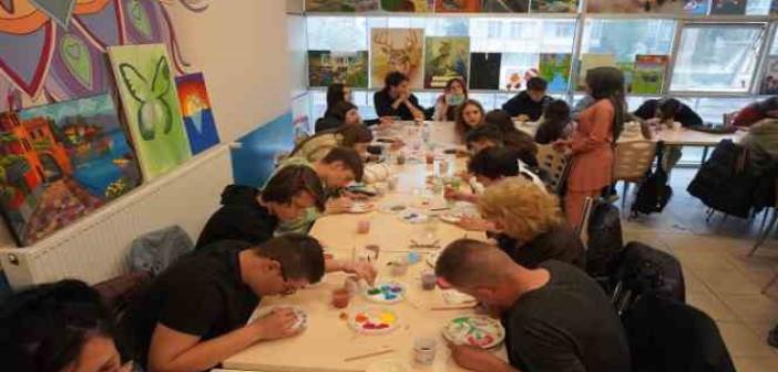 Afyonkarahisar’a 5 ülkeden gelen 35 öğrenci unutulmaya yüz tutmuş el sanatlarını öğrendi