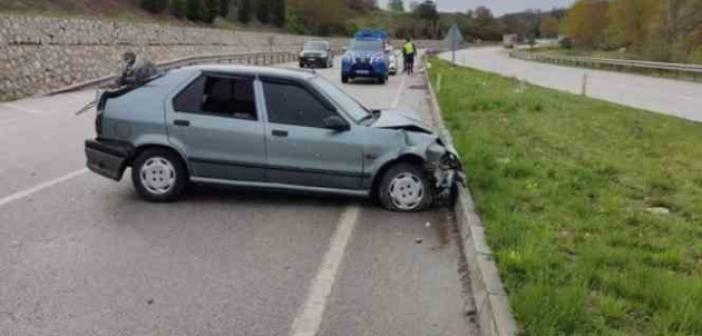 Amasya’da otomobil bariyerlere çaptı: 2 yaralı