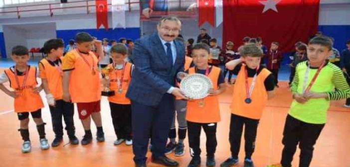 Futsal Turnuvasında şampiyon Gazi Emet B takımı