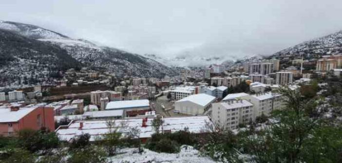 Gümüşhane kent merkezi Nisan ayının son günlerinde beyaz gelinliğini giydi