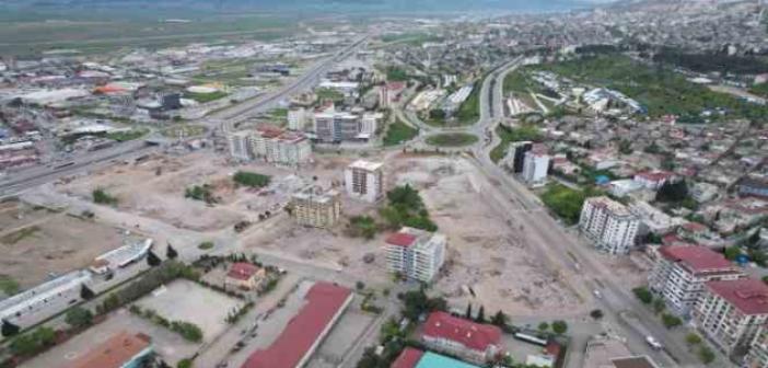 Kahramanmaraş’ta Ebrar Sitesi’nin enkazını kaldırma çalışmaları devam ediyor