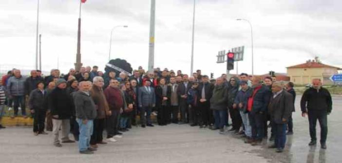 Kavşağa siyah çelenk koyup trafik kazalarını protesto ettiler