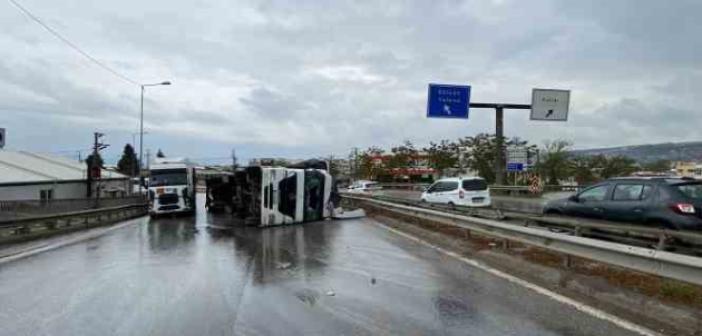 Virajda kontrolden çıkan tır devrildi, sürücü yaralandı