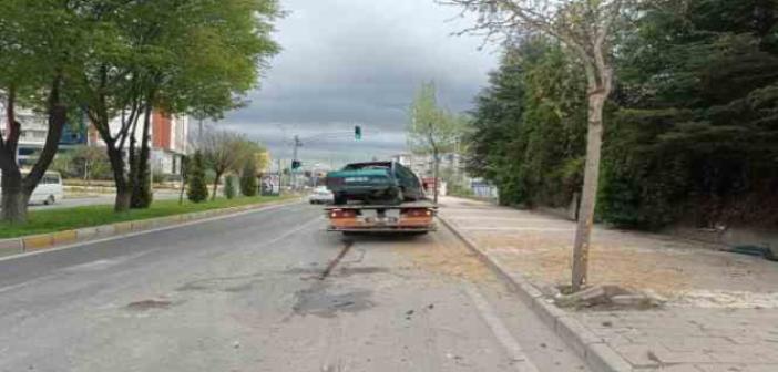 Elazığ’da otomobil ağaca çarptı: 1 yaralı