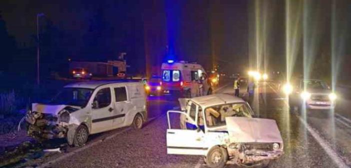 İki otomobil kafa kafaya çarpıştı: 3 yaralı