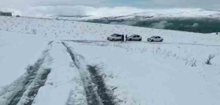 Nisan ayında bastıran kar yolu kapattı: 10 araç mahsur kaldı