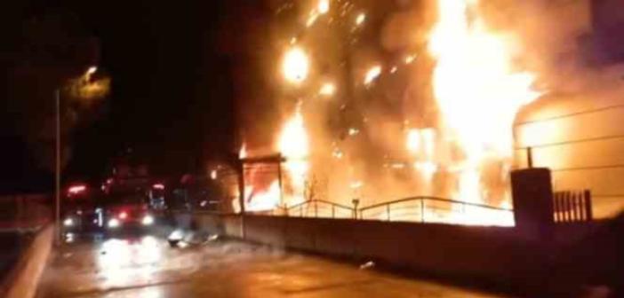 Samsun’da lokantada çıkan yangın evlere sıçradı, alevler geceyi aydınlattı