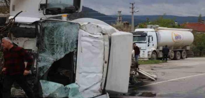 Sürücüsünün uyuyakaldığı iddia edilen Erpiliç kamyonu korku dolu anlar yaşattı: 1 yaralı