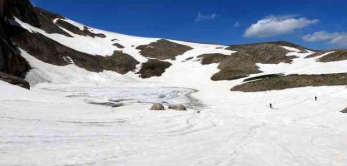 2015 yılında uydu üzerinden keşfedilen Munzur’daki buzul yerinde görüntülendi