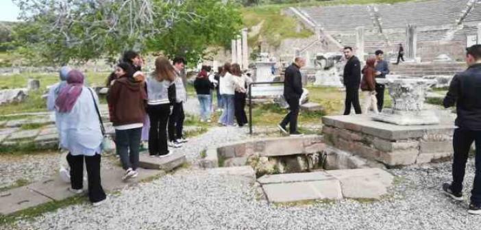 Gediz’de MNA Anadolu Lisesi öğrencileri ücretsiz Çanakkale gezisine götürüldü