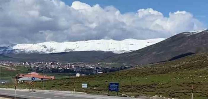 Karlıova’nın yüksek tepeleri beyaza büründü