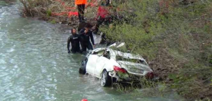 Munzur Çayı’na düşen otomobil çıkartıldı, 3 genç aranıyor