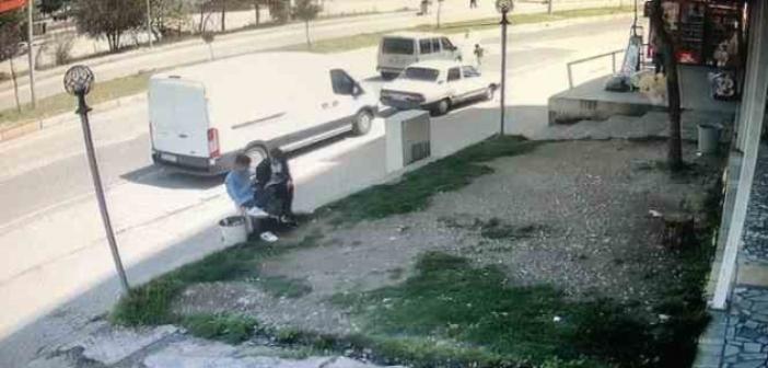 Okuldan dönen çocuğa araba çarptı, çocuk düştükten sonra koşarak kaldırımda oturdu