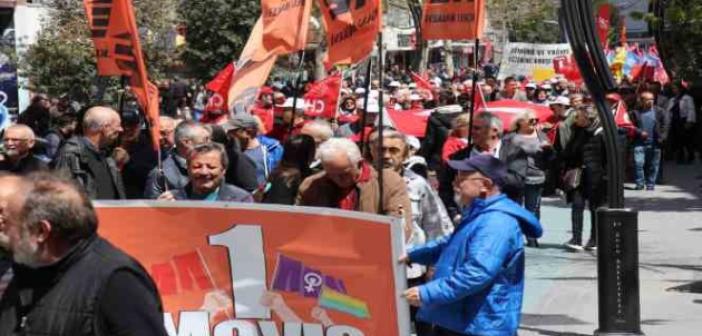 Önde LGBT pankartı, arkasında Türk bayrağı