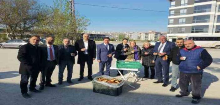 Başkan Bakkalcıoğlu, fabrika işçilerine simit ve poğaça dağıttı