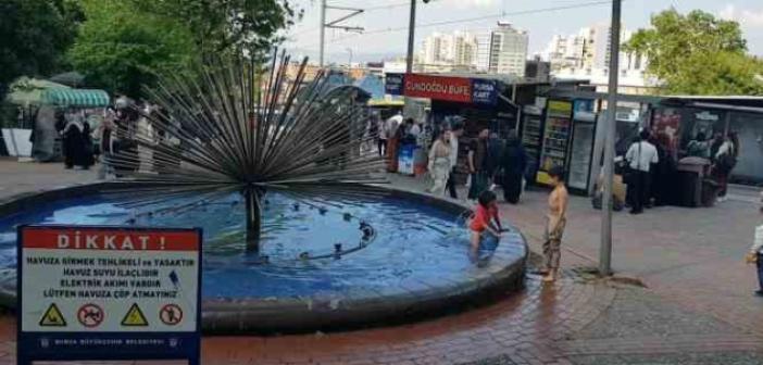 Bursa’da çocukların süs havuzunda tehlikeli eğlencesi
