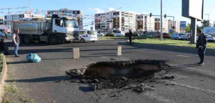 Diyarbakır’da asfalt çöktü, yol ulaşıma kapatıldı