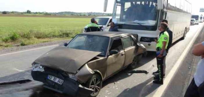 Kırmızı ışıkta bekleyen otomobillere, personel servis otobüsü çarptı: 2 yaralı