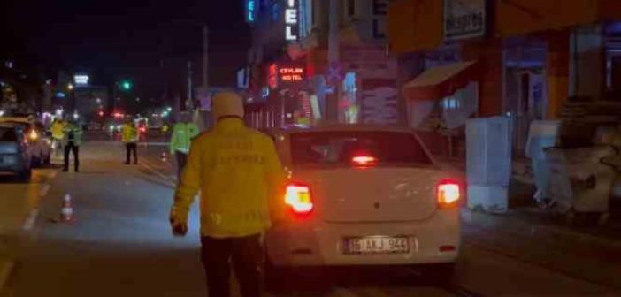 Uygulama noktasına takılan sürücü, “Kaçmaya çalışmıyorum, kaza var sanıyorum” dedi, ehliyetsiz çıktı