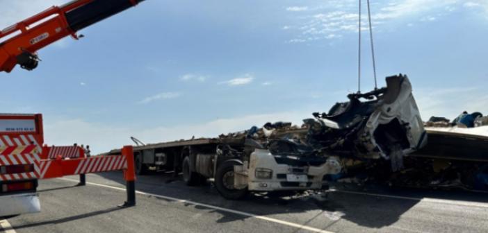Nusaybin - Midyat Karayolun devrilen tırda 1 kişi yaralandı
