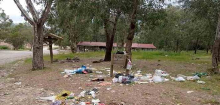 İzmir’de çocuk ormanının sorumsuz ziyaretçileri alanı çöp içinde bırakıyor