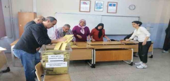 Cumhurbaşkanlığı ve 28. Dönem Milletvekilliği Genel Seçimleri’nde oy kullanma işleminin tamamlanmasının ardından İzmir’de oylar sayılmaya başlandı.