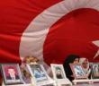 Diyarbakır’da evlat nöbetindeki anne, Anneler Günü’nde evladının teslim olduğu haberini aldı