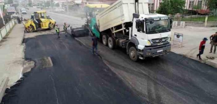 Siirt Belediyesi kent genelinde 40 bin ton asfalt kullanarak yoları onarıyor