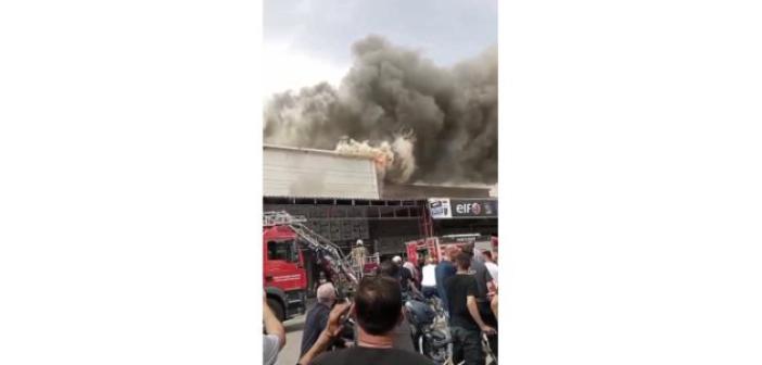 İzmir’in Bornova ilçesinde sanayi sitesinde bulunan bir oto yedek parçacıda henüz belirlenemeyen bir sebeple yangın çıktı. Dumanlar şehrin farklı noktalarından görülürken, itfaiye ekiplerinin yangını 